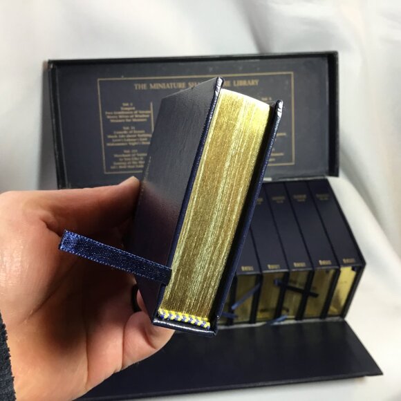 The Miniature SHAKESPEARE Library in 12 Volumes Barnes & Noble HC Box Set 2002 - Picture 5 of 10